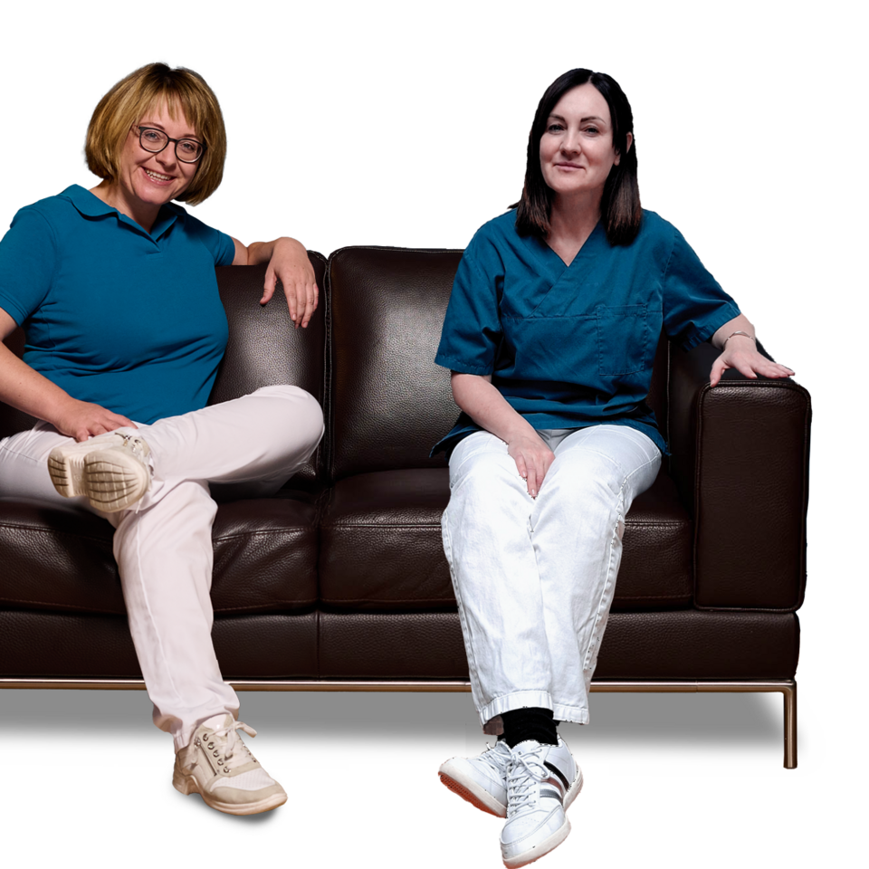 Assistentin Frau Tatjana Bool sitzt neben Frau Dr. Manuela Ringler auf einem Sofa